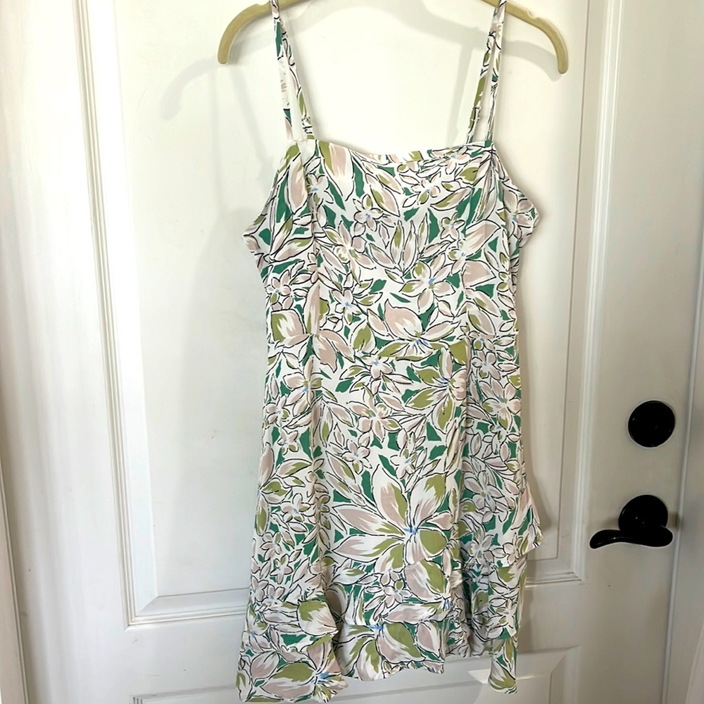 EUC Lulu’s begin to bloom, white floral, printed ruffled mini dress size small